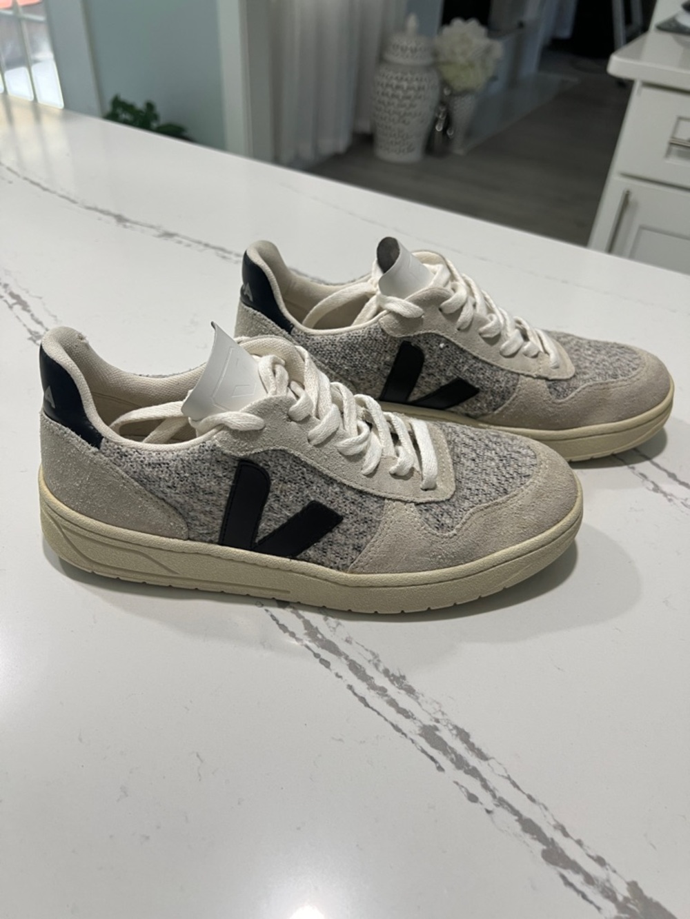 Veja V-10 Flannel Women’s Snow in Cream and Black V Logo Size US 7 EUR 38